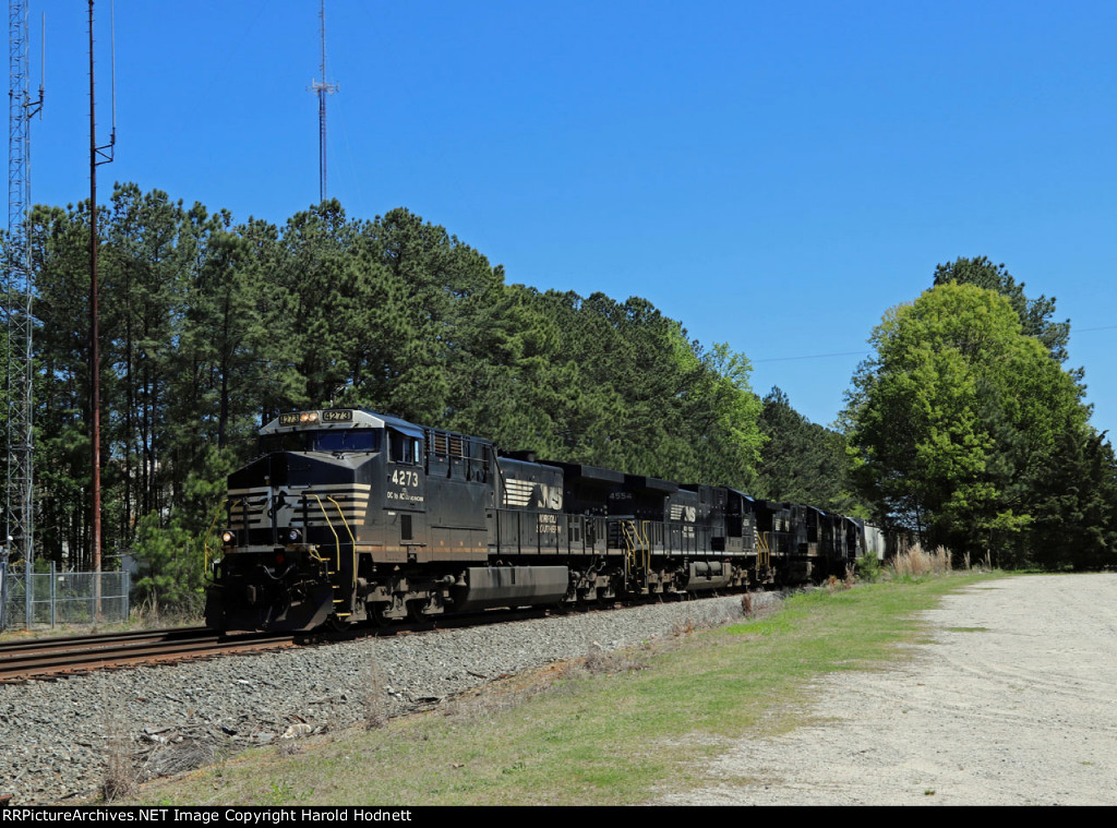 NS 4273 leads a late train train 351